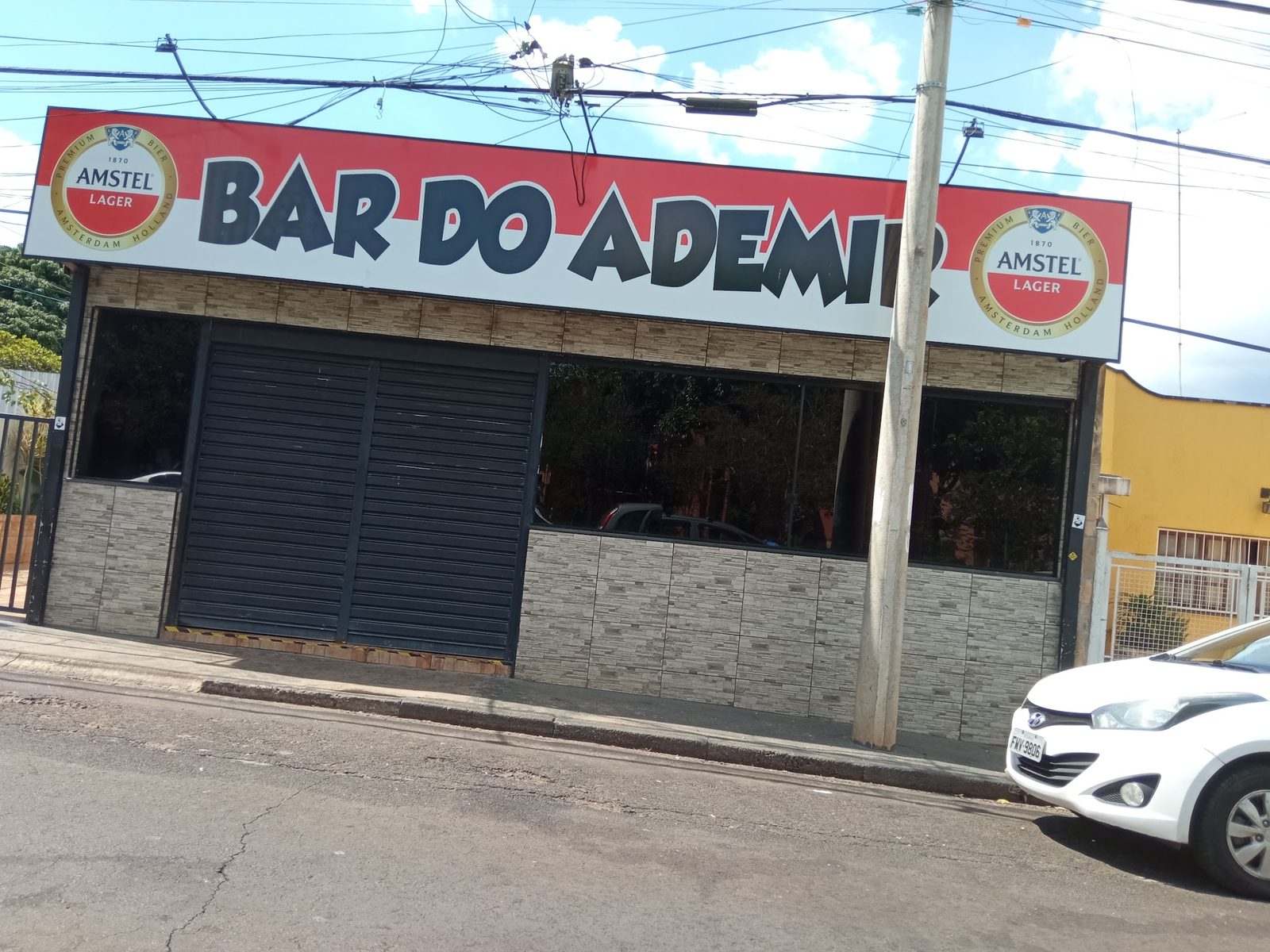 A casa e a equipe do Bar do Ademir