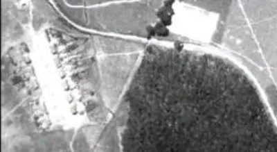A Colônia Xadrez na aerofotografia de 1940: as casas em fileira à esquerda e a mata do atual Jardim Afife à direita.