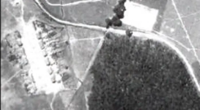 A Colônia Xadrez na aerofotografia de 1940: as casas em fileira à esquerda e a mata do atual Jardim Afife à direita.