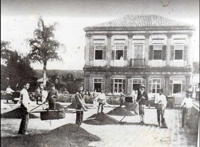 Imigrantes no terreiro de café em frente ao sobrado da Fazenda Santa Genebra, 1880.