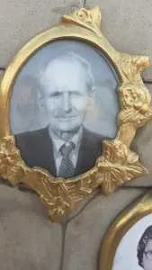 Retrato de Luis Vicentin em moldura oval.