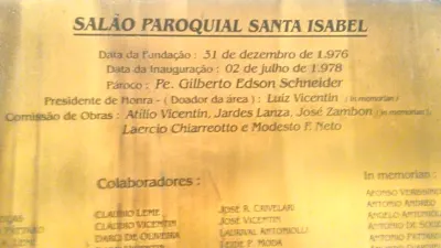 Placa do Salão Paroquial Santa Isabel, com as datas de fundação e inauguração e Luiz Vicentin como presidente de honra.