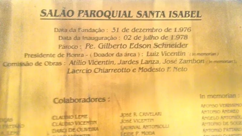 Placa do Salão Paroquial Santa Isabel, com as datas de fundação e inauguração e Luiz Vicentin como presidente de honra.