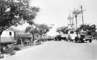 O 'último trem', parado ao lado da igreja, em 1962.